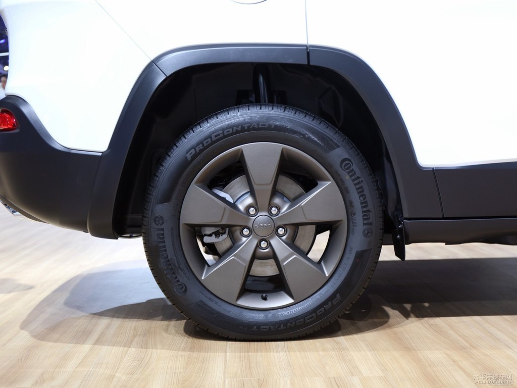 白色自由光車身外觀圖片