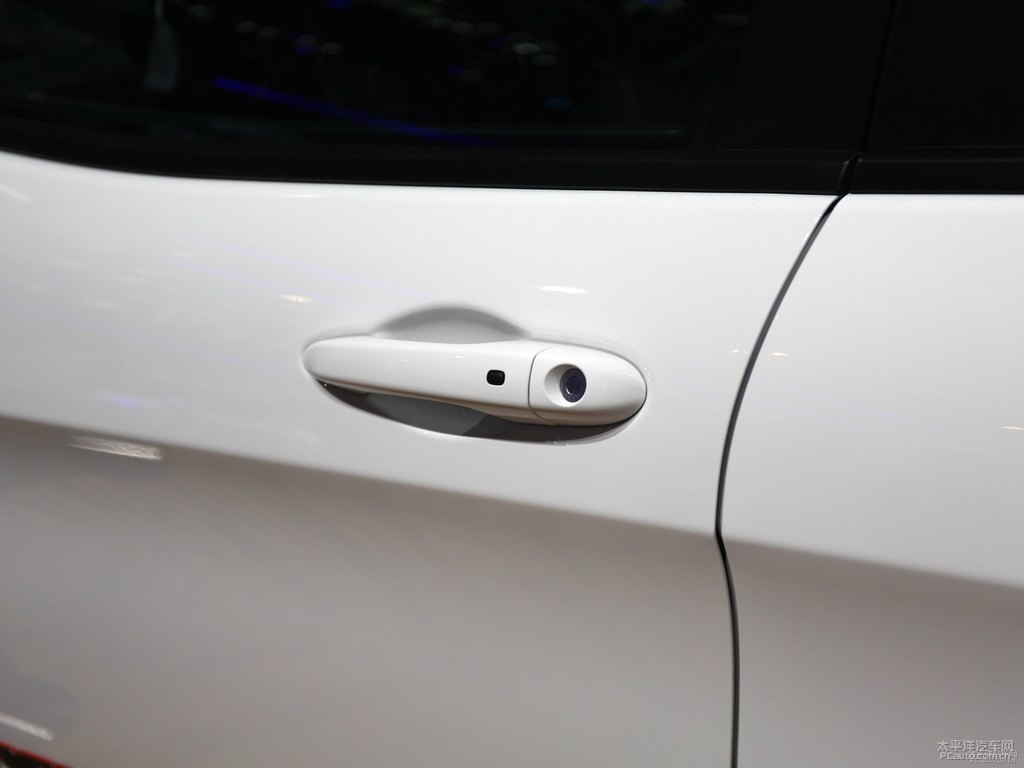 白色自由光車身外觀圖片