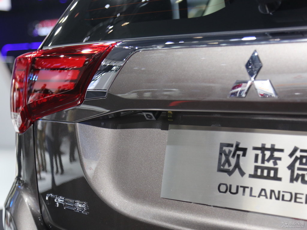 珍珠黑歐藍(lán)德車尾外觀圖片