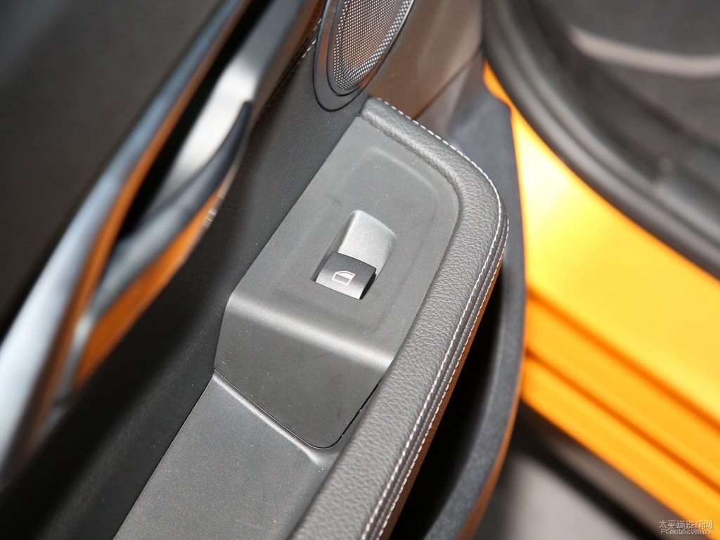 曙光金寶馬1系車廂內(nèi)飾圖片
