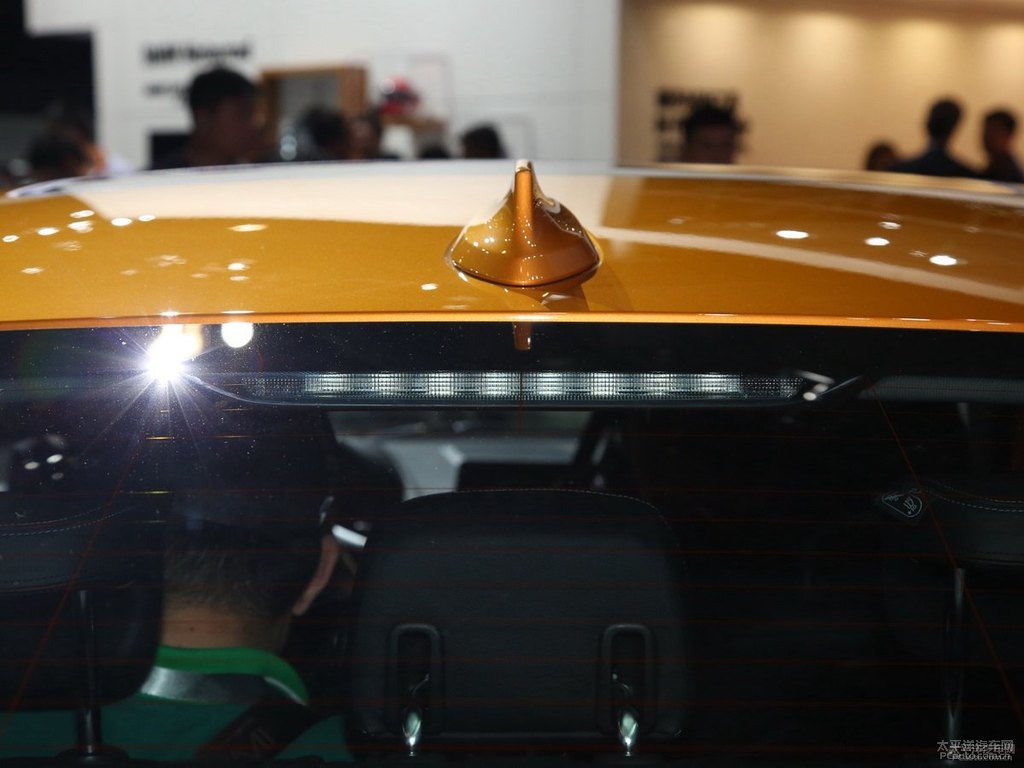 曙光金寶馬1系車尾外觀圖片