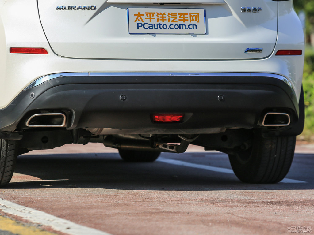 珠光白樓蘭車尾外觀圖片