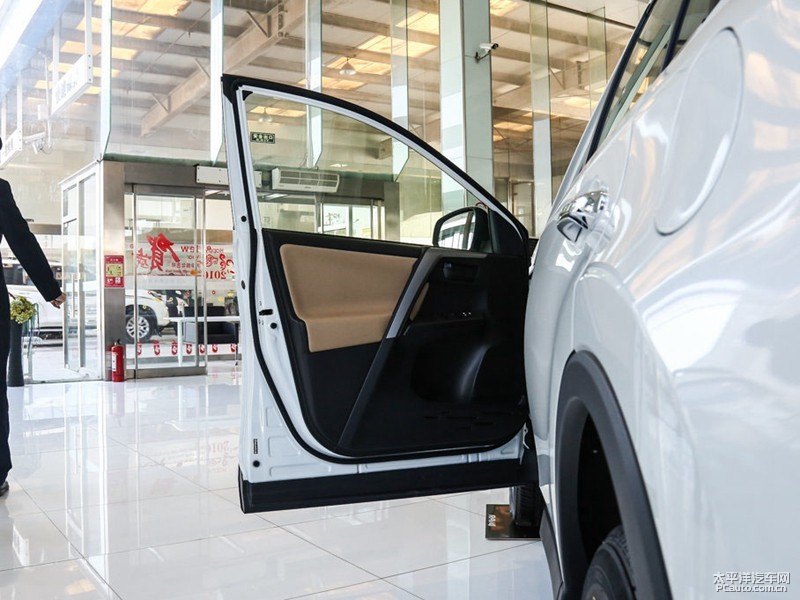 珍珠白R(shí)AV4榮放車(chē)廂內(nèi)飾圖片