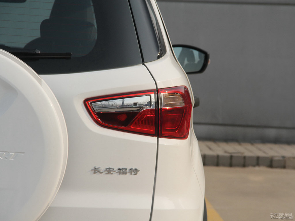 典雅白翼搏車尾外觀圖片