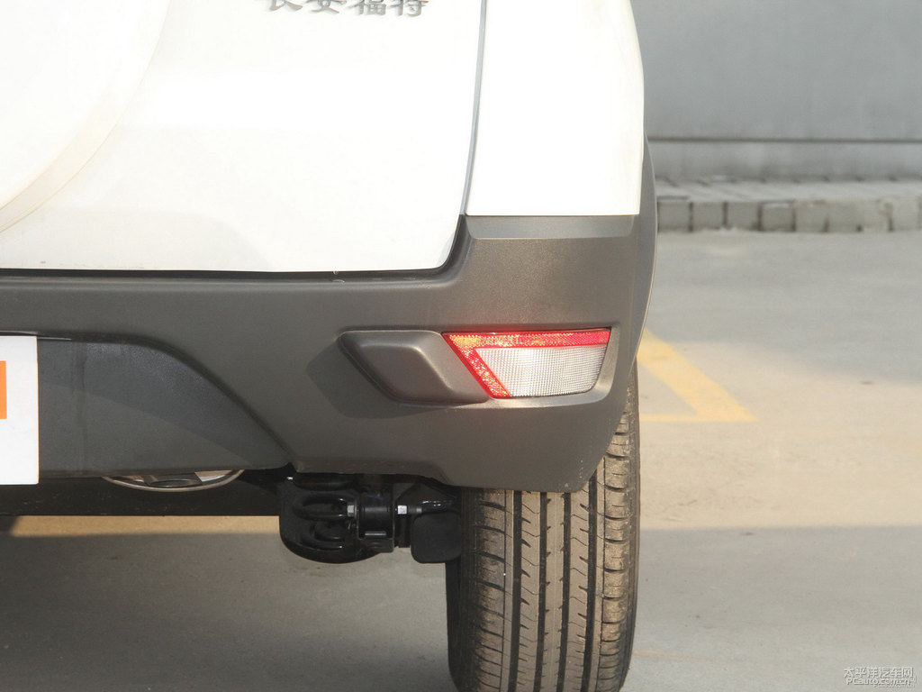 典雅白翼搏車尾外觀圖片