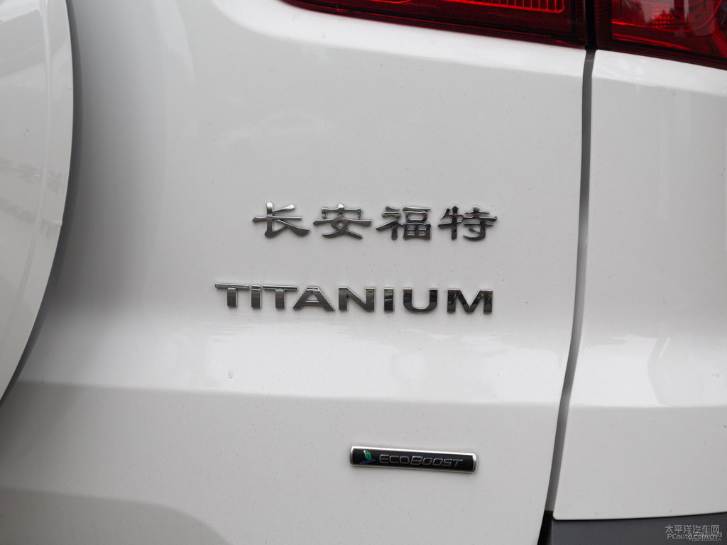 典雅白翼搏車尾外觀圖片
