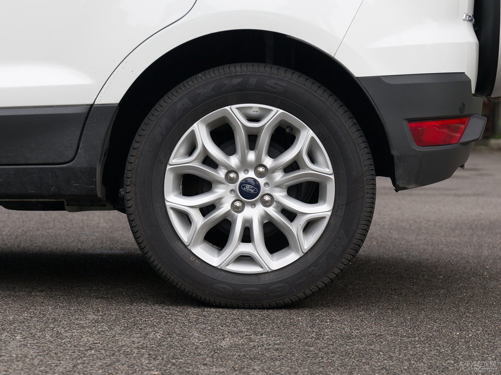 典雅白翼搏車身外觀圖片