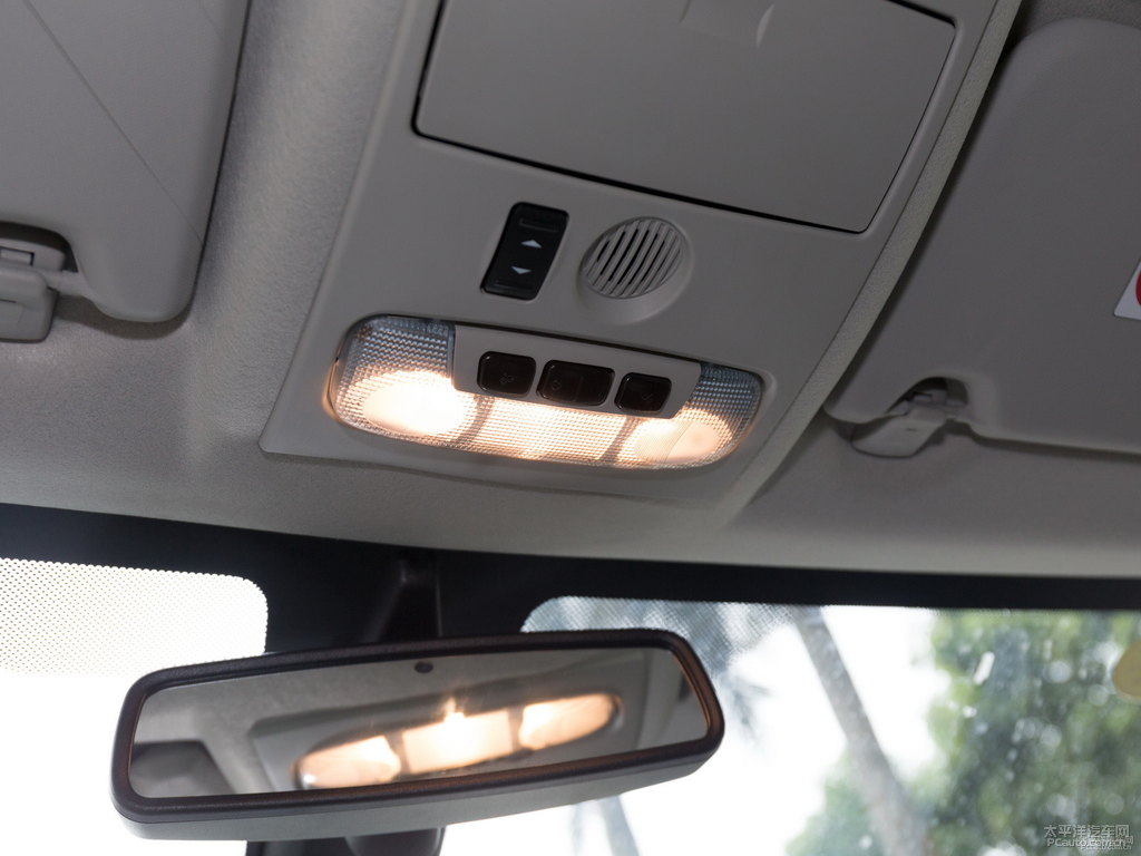 典雅白翼搏車廂內(nèi)飾圖片