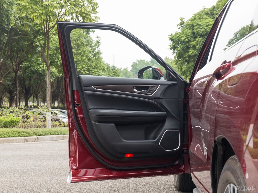 寶石紅冠道車廂內(nèi)飾圖片