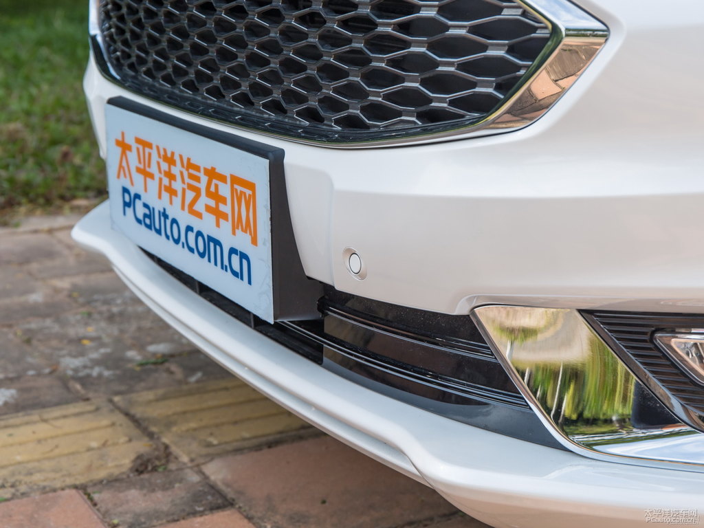 典雅白蒙迪歐車頭外觀圖片