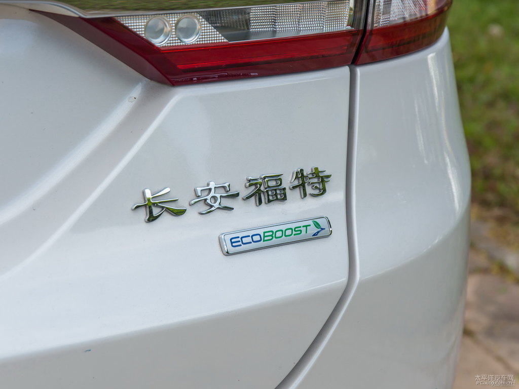 典雅白蒙迪歐車尾外觀圖片