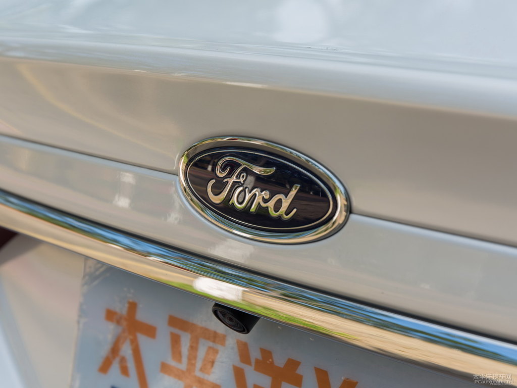 典雅白蒙迪歐車(chē)尾外觀圖片