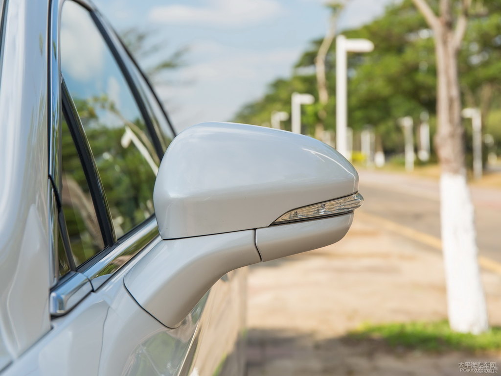 典雅白蒙迪歐車身外觀圖片
