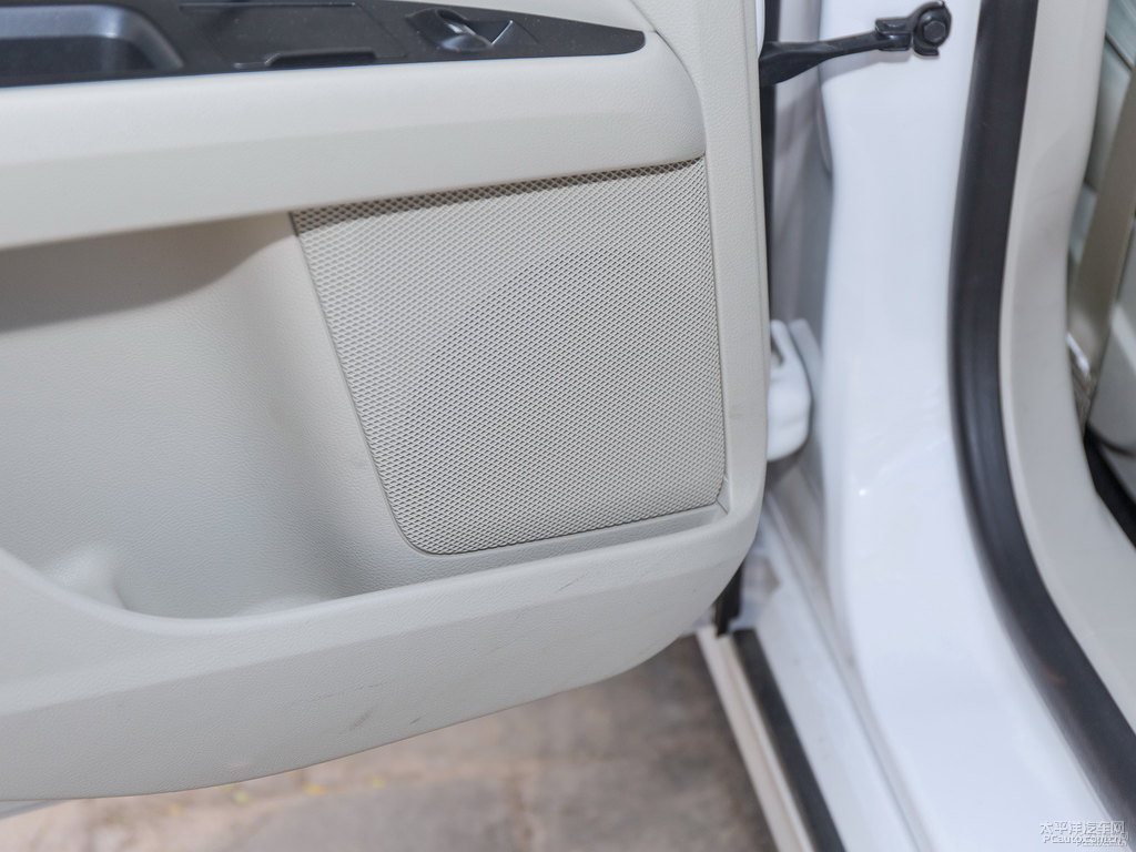 典雅白蒙迪歐車廂內(nèi)飾圖片