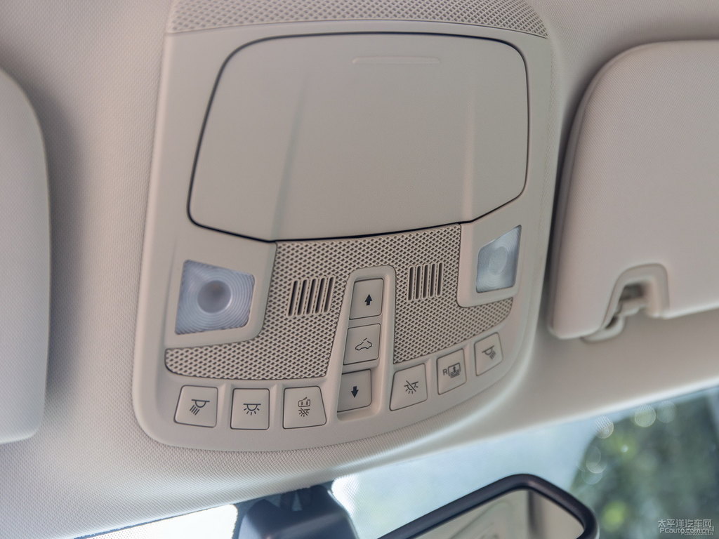 典雅白蒙迪歐車廂內(nèi)飾圖片