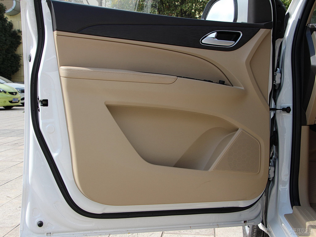 糖果白寶駿730車(chē)廂內(nèi)飾圖片