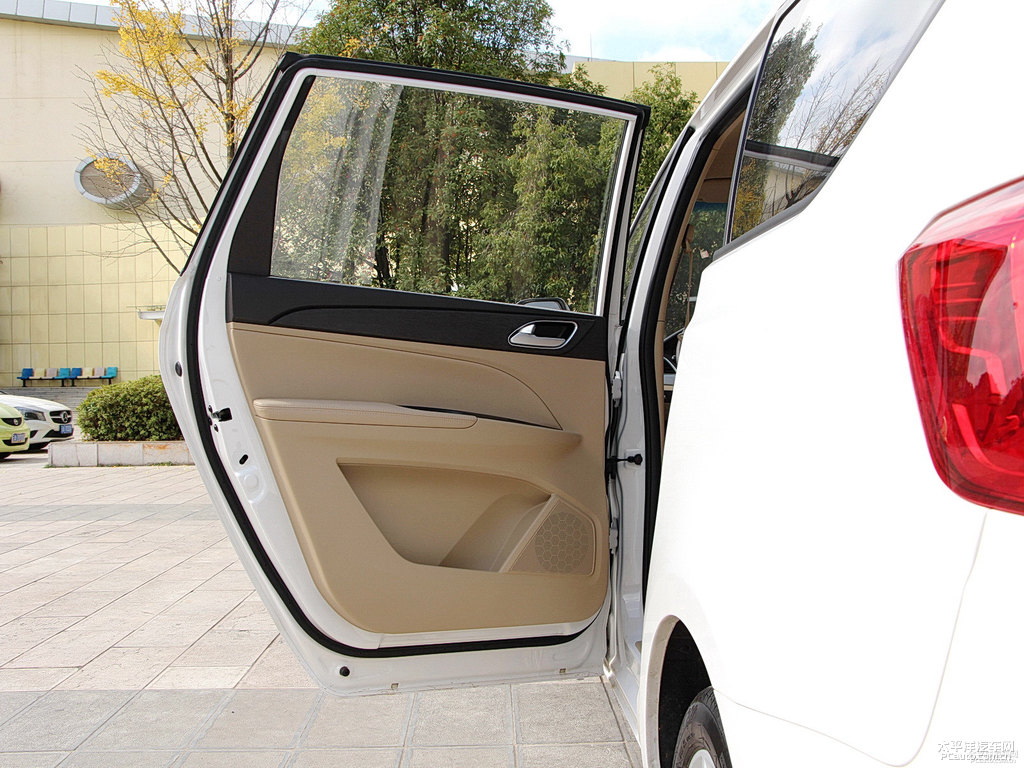 糖果白寶駿730車廂內(nèi)飾圖片