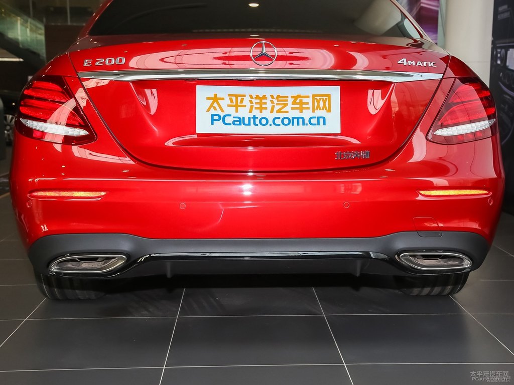 鋯英石紅奔馳E級車尾外觀圖片