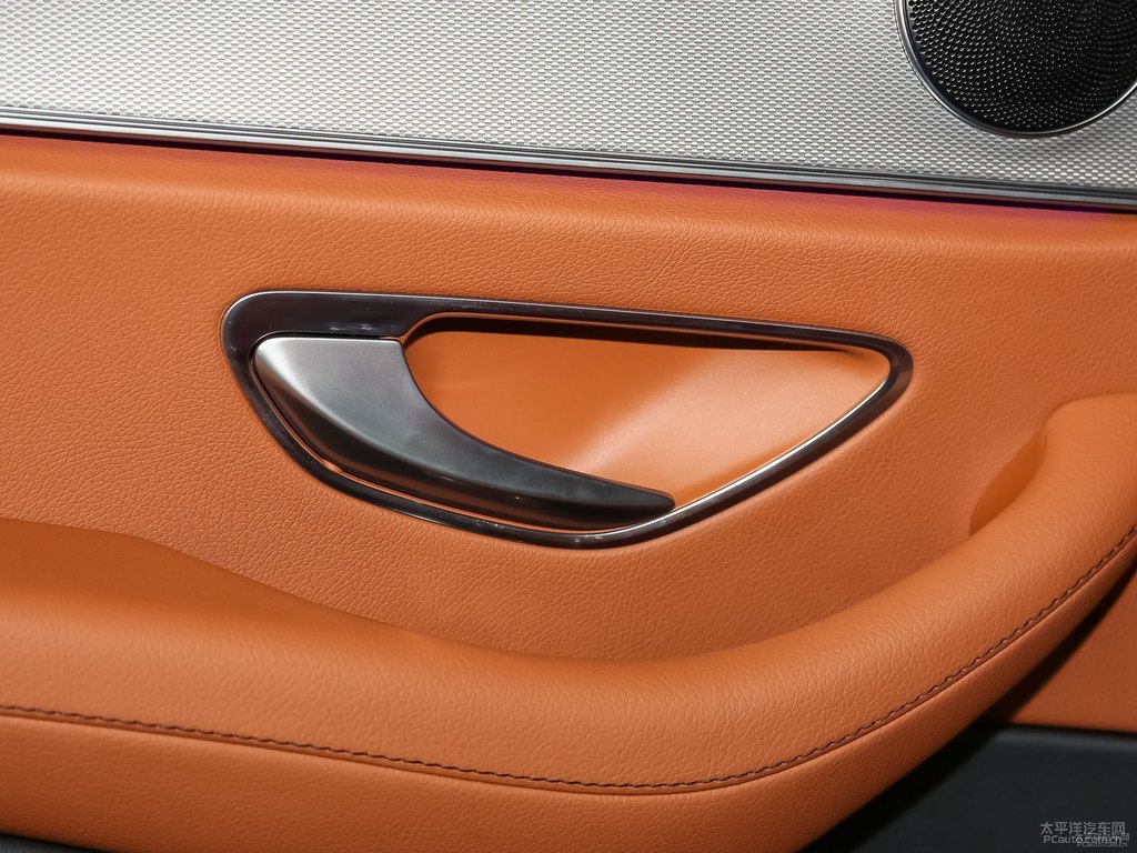 鋯英石紅奔馳E級車廂內(nèi)飾圖片