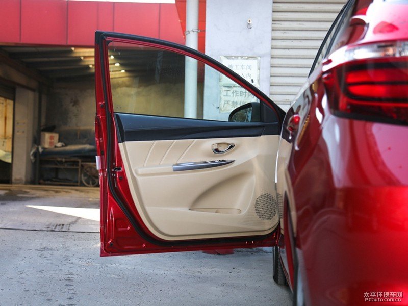 珊瑚紅YARiS L 致炫車(chē)廂內(nèi)飾圖片