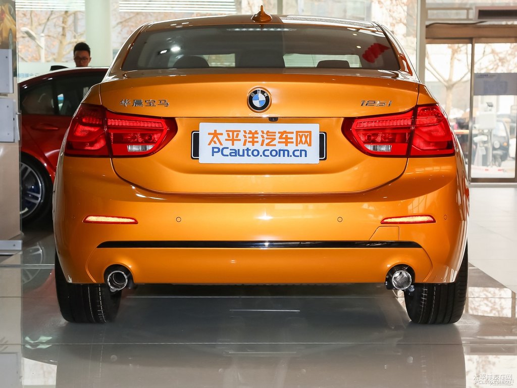 曙光金寶馬1系車尾外觀圖片