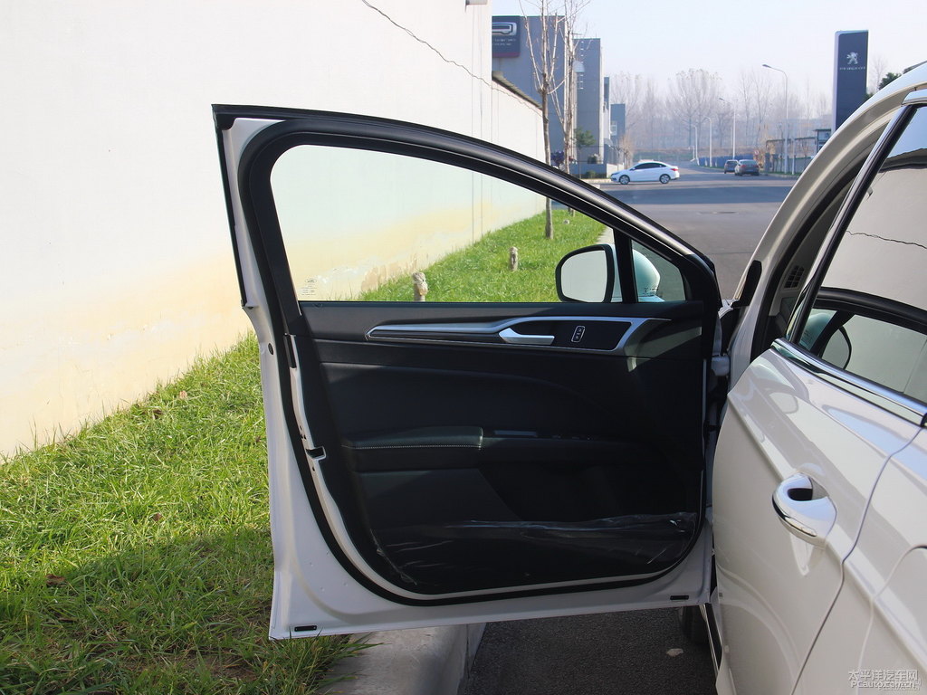 鉑鉆白蒙迪歐車廂內(nèi)飾圖片