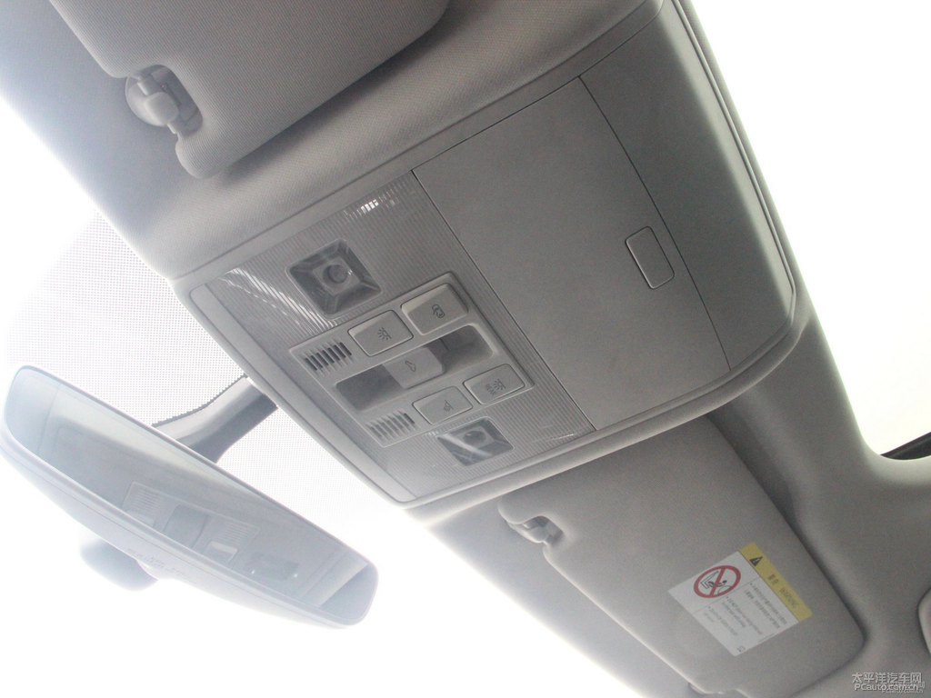 摩登棕凌渡車廂內(nèi)飾圖片
