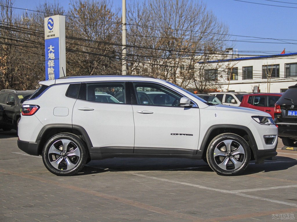 皓白色指南者整車外觀外觀圖片