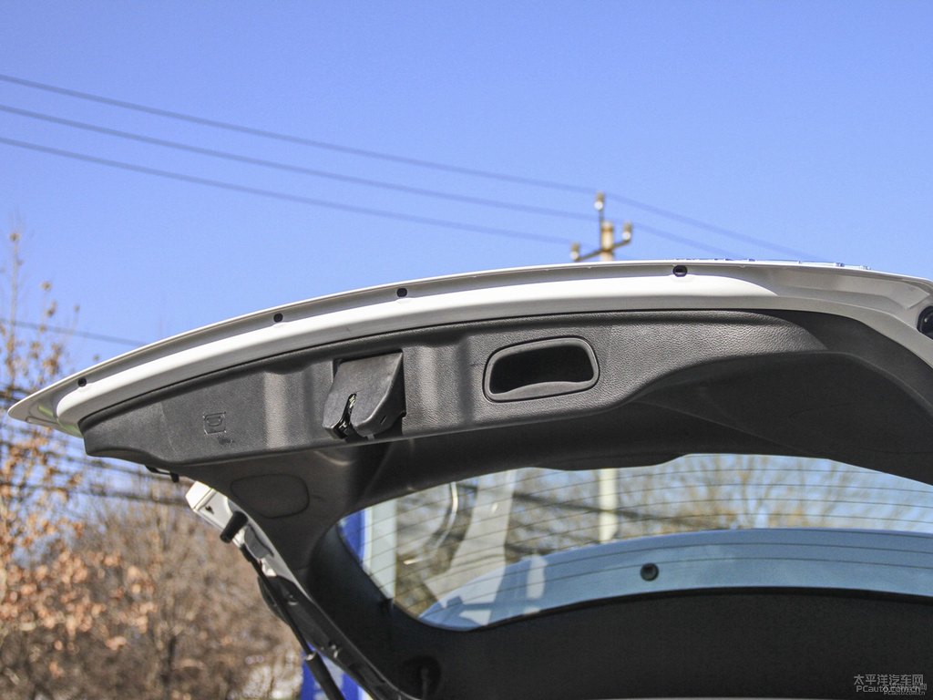 皓白色指南者后備廂空間圖片