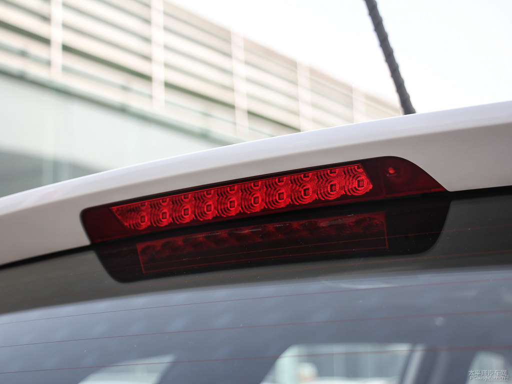 水晶白勝達(dá)車尾外觀圖片