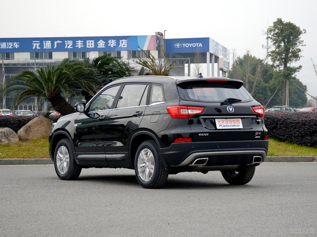 閃光尊貴黑長安CS75整車外觀外觀圖片