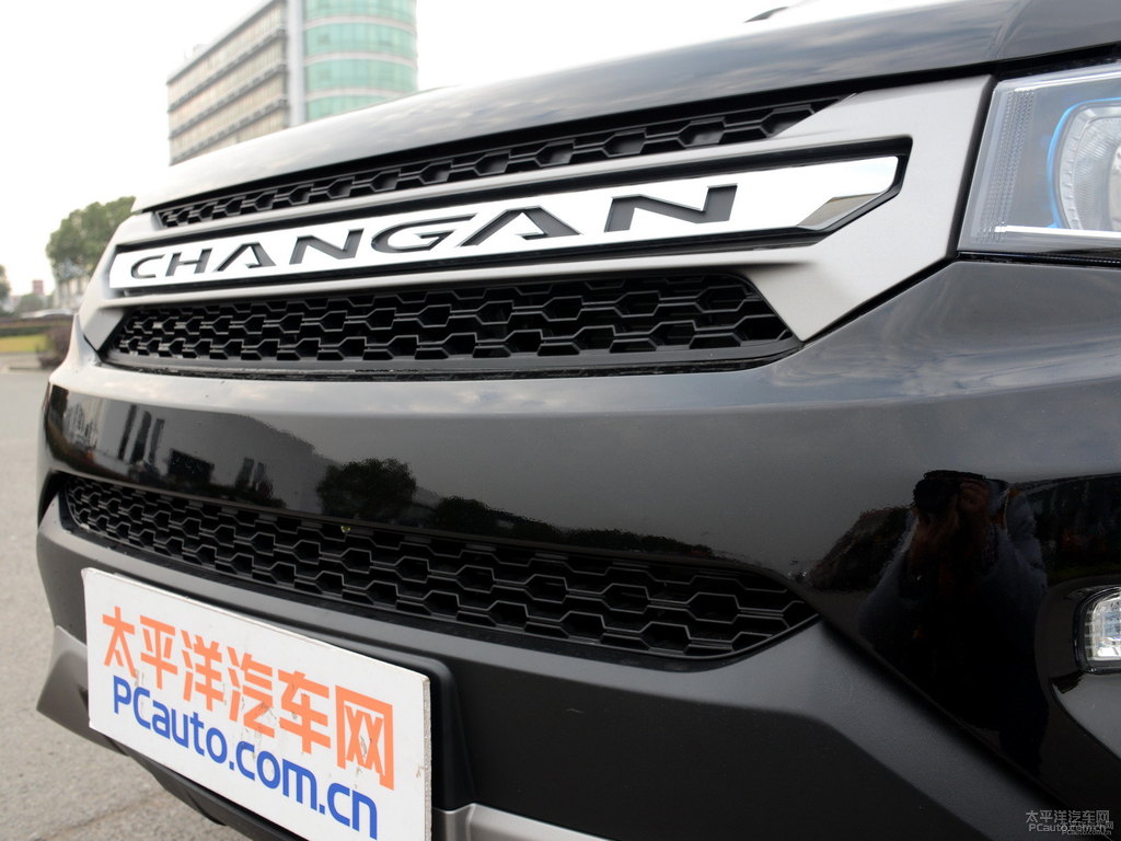 閃光尊貴黑長(zhǎng)安CS75車頭外觀圖片