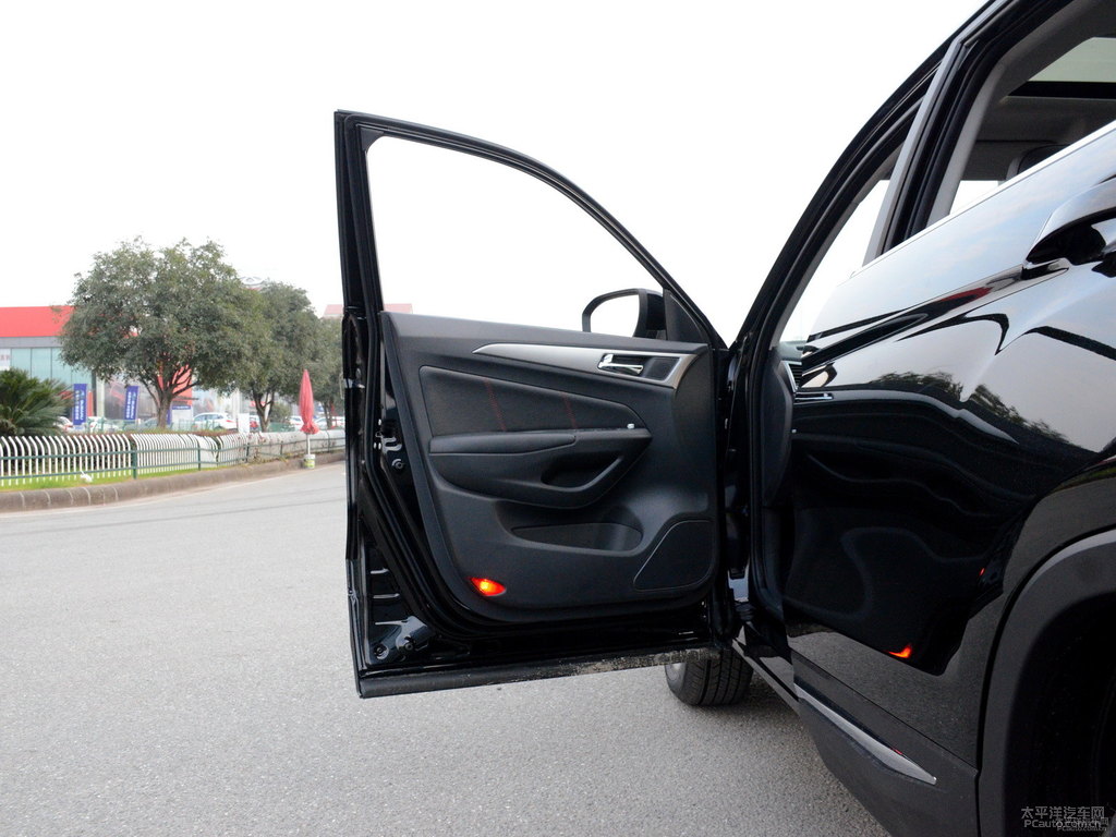 閃光尊貴黑長(zhǎng)安CS75車廂內(nèi)飾圖片