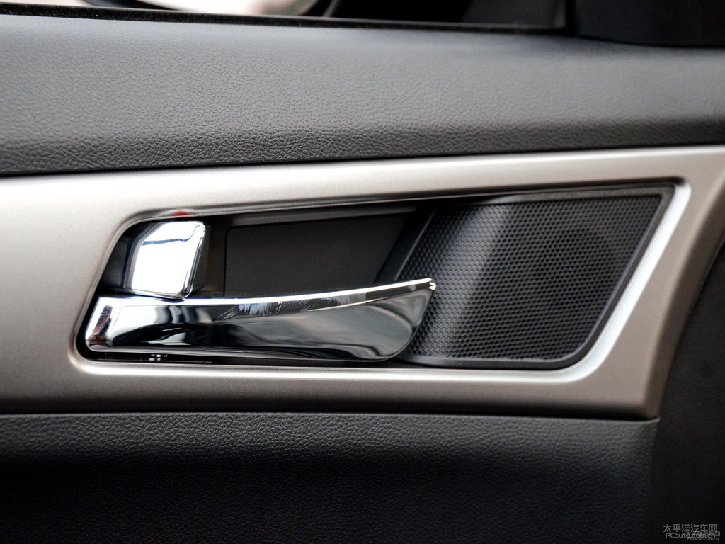 閃光尊貴黑長(zhǎng)安CS75車(chē)廂內(nèi)飾圖片