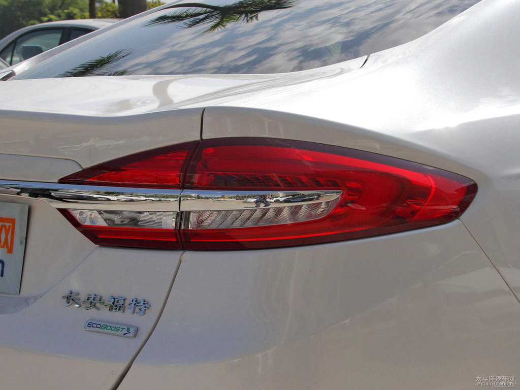 典雅白蒙迪歐車尾外觀圖片