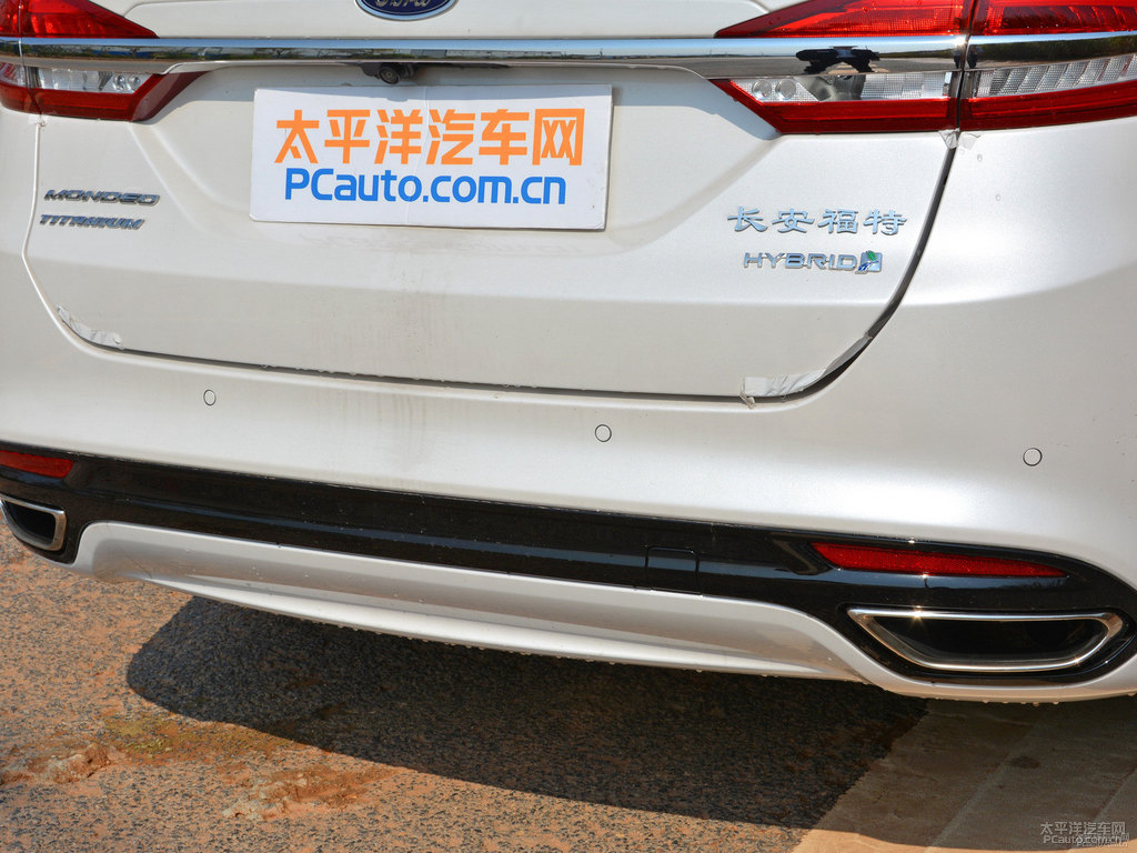 典雅白蒙迪歐車尾外觀圖片