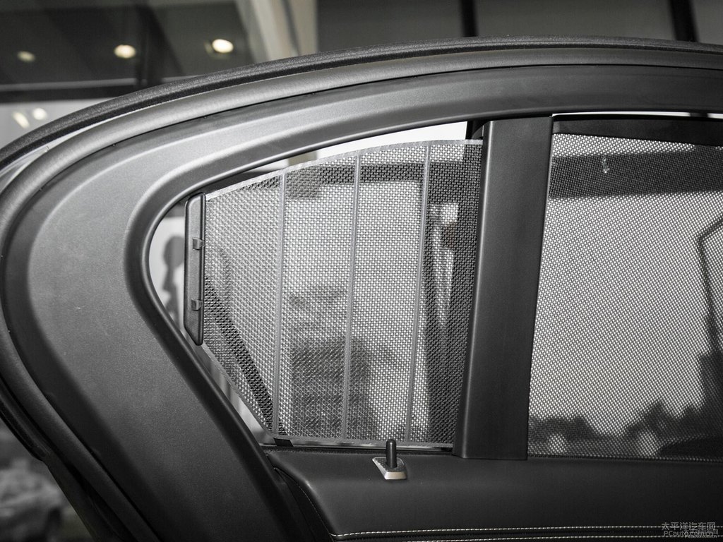 炭黑寶馬7系車廂內(nèi)飾圖片