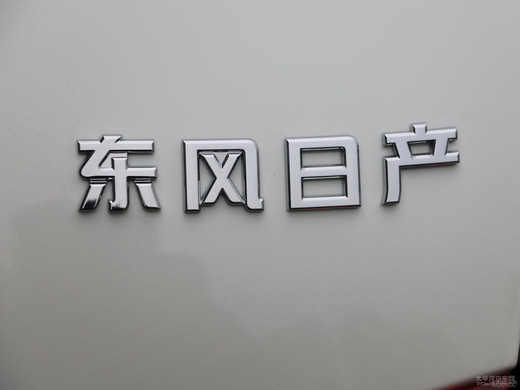 象牙白軒逸車尾外觀圖片