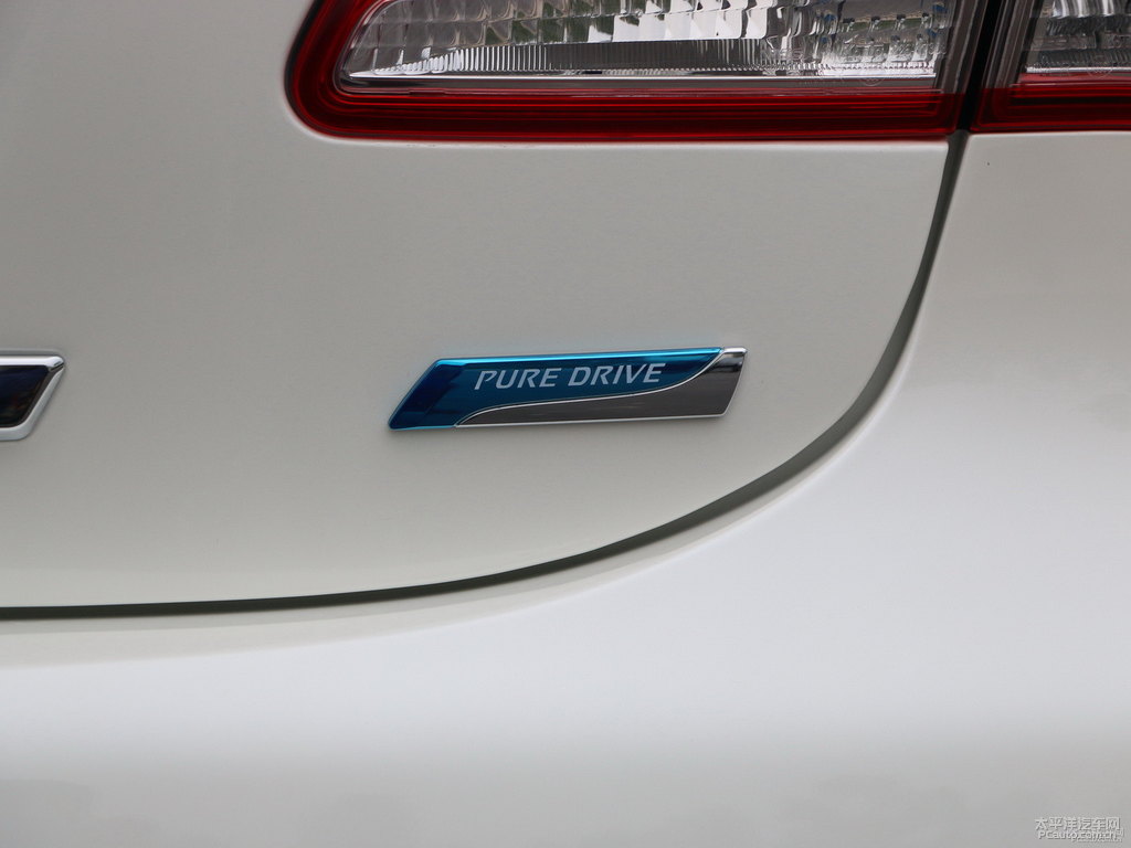 象牙白軒逸車尾外觀圖片