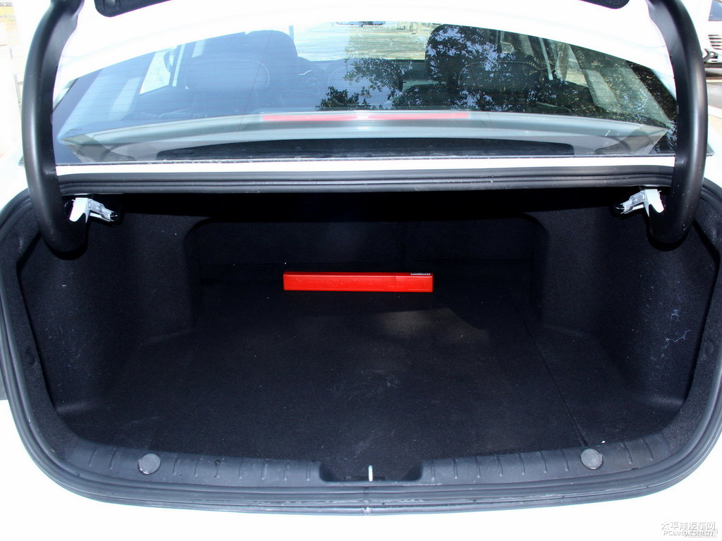 冰晶白帝豪GL后備廂空間圖片