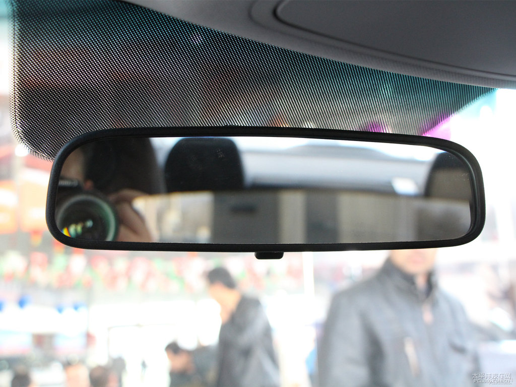 優(yōu)雅白領(lǐng)動車廂內(nèi)飾圖片