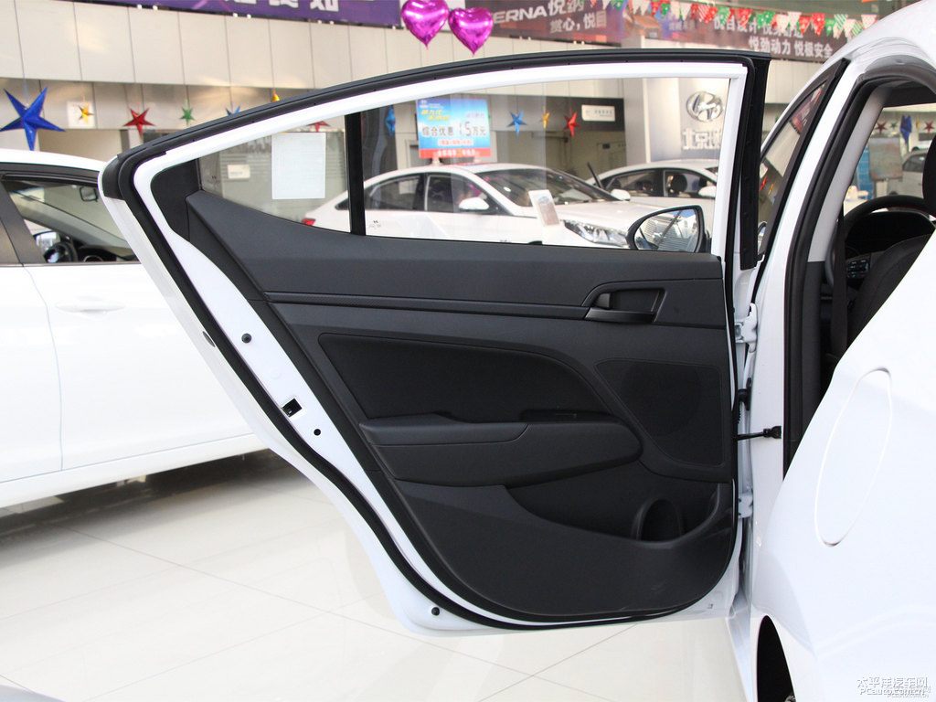 優(yōu)雅白領(lǐng)動(dòng)車(chē)廂內(nèi)飾圖片