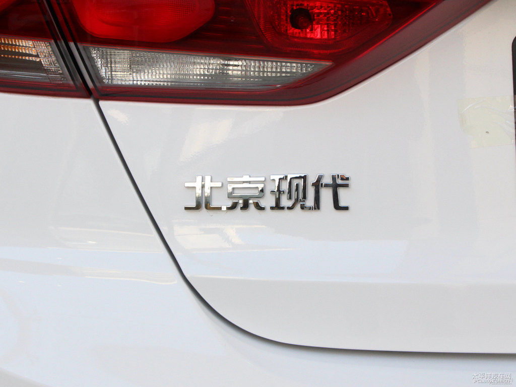 優(yōu)雅白領(lǐng)動車尾外觀圖片