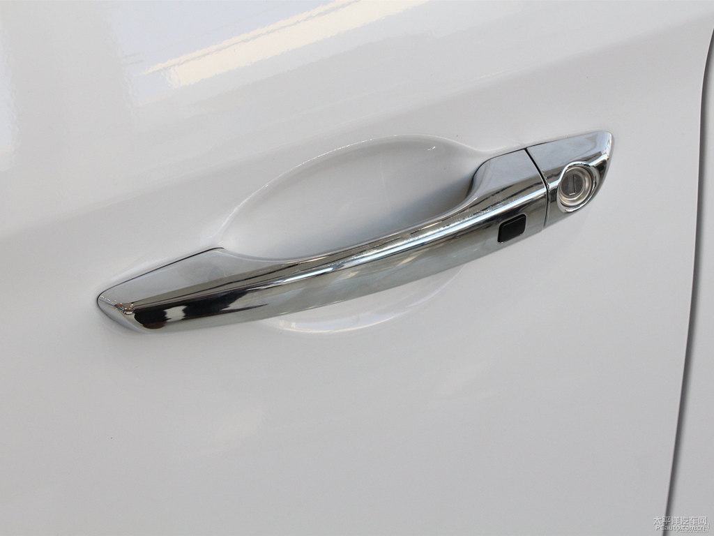 優(yōu)雅白領(lǐng)動車身外觀圖片