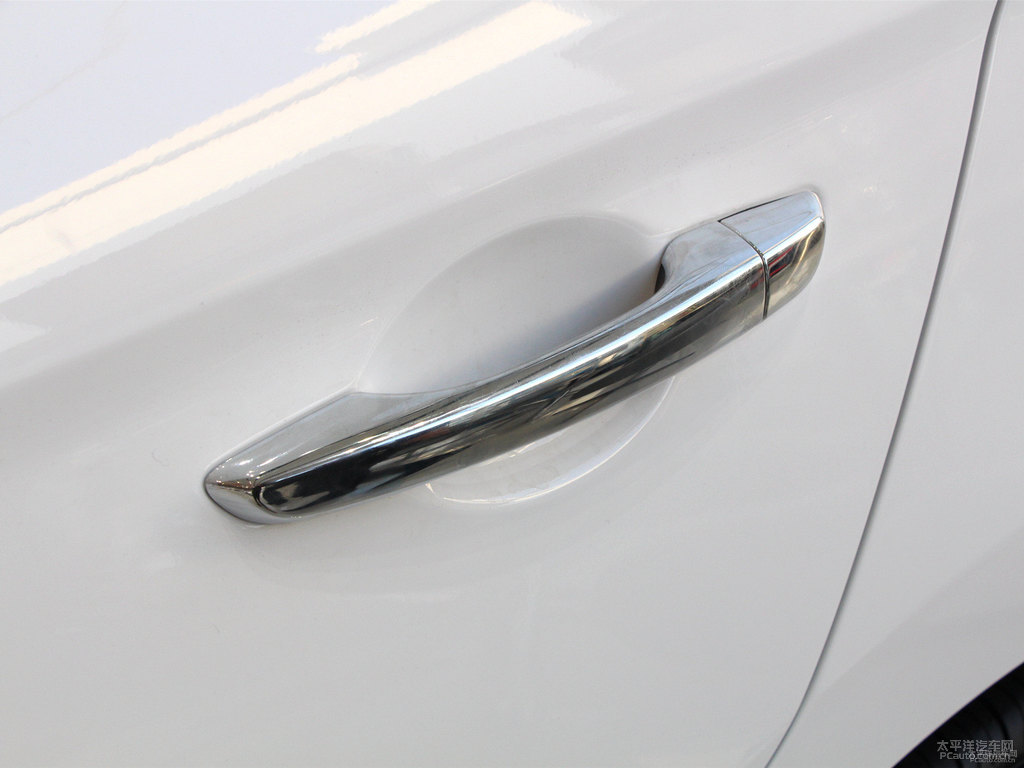 優(yōu)雅白領(lǐng)動車身外觀圖片