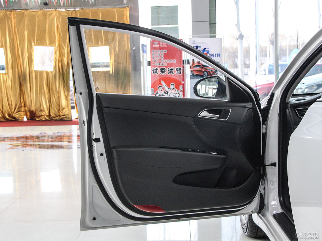 水晶白名圖車(chē)廂內(nèi)飾圖片