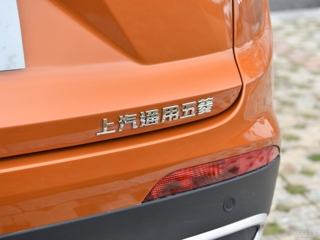 閃晶橙寶駿510車尾外觀圖片