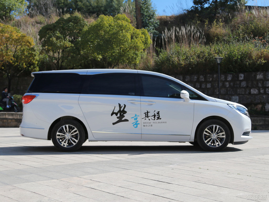 珍珠白別克GL8整車外觀外觀圖片