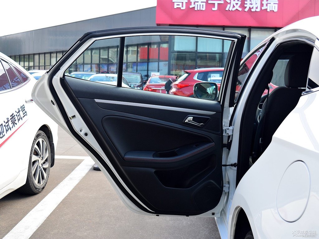 北極白奔騰B70車廂內(nèi)飾圖片