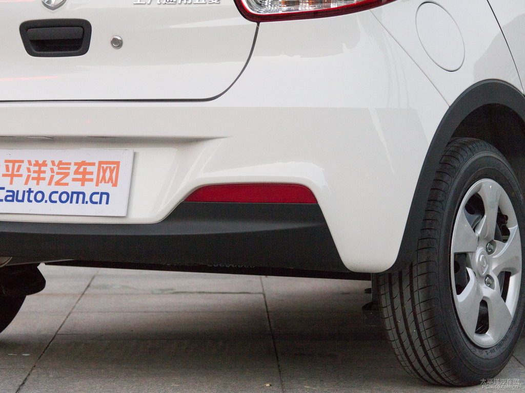 糖果白寶駿310車尾外觀圖片